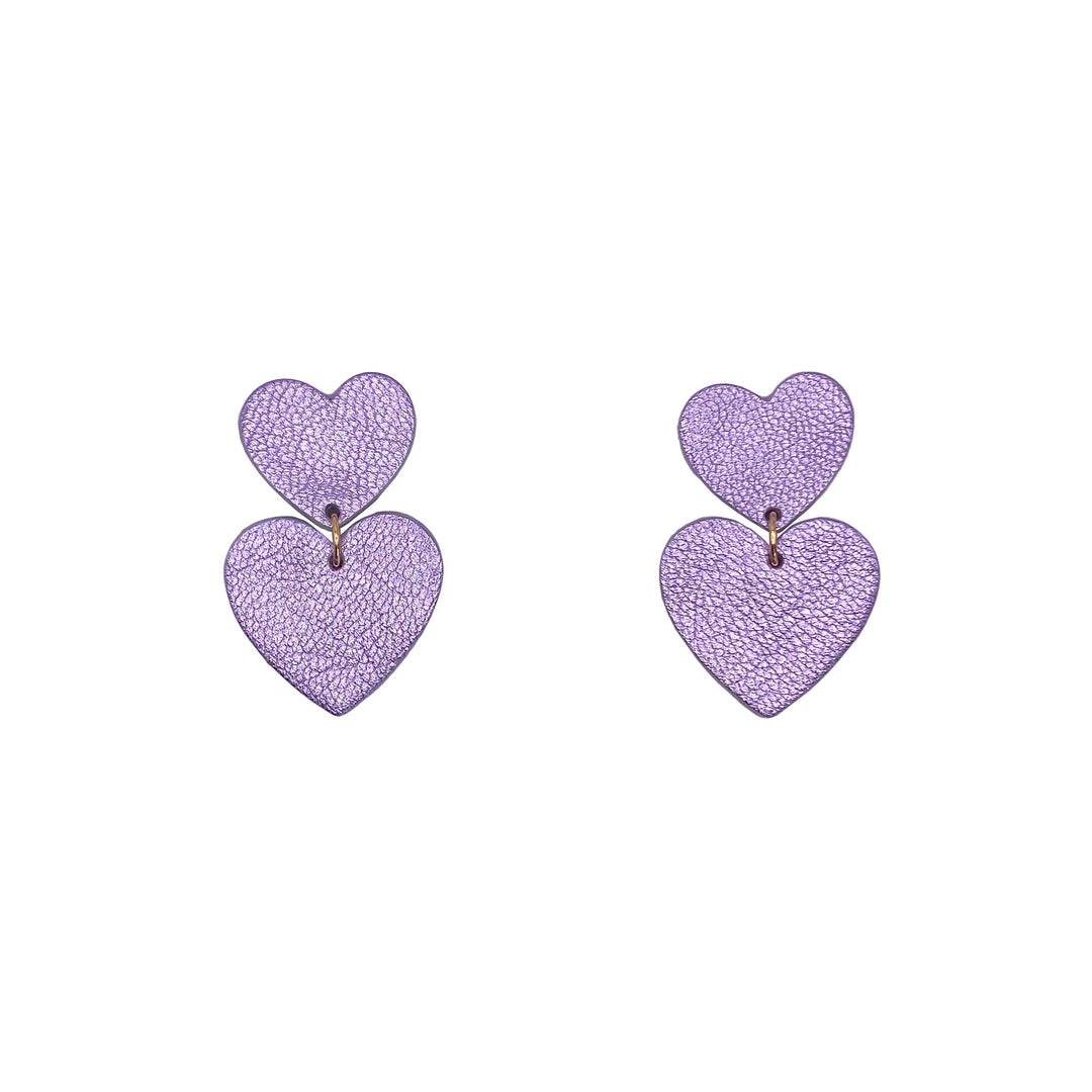 Boucles d’oreilles double cœur en cuir violet, faites main en France par Manali, bijoux artisanaux légers et vibrants.