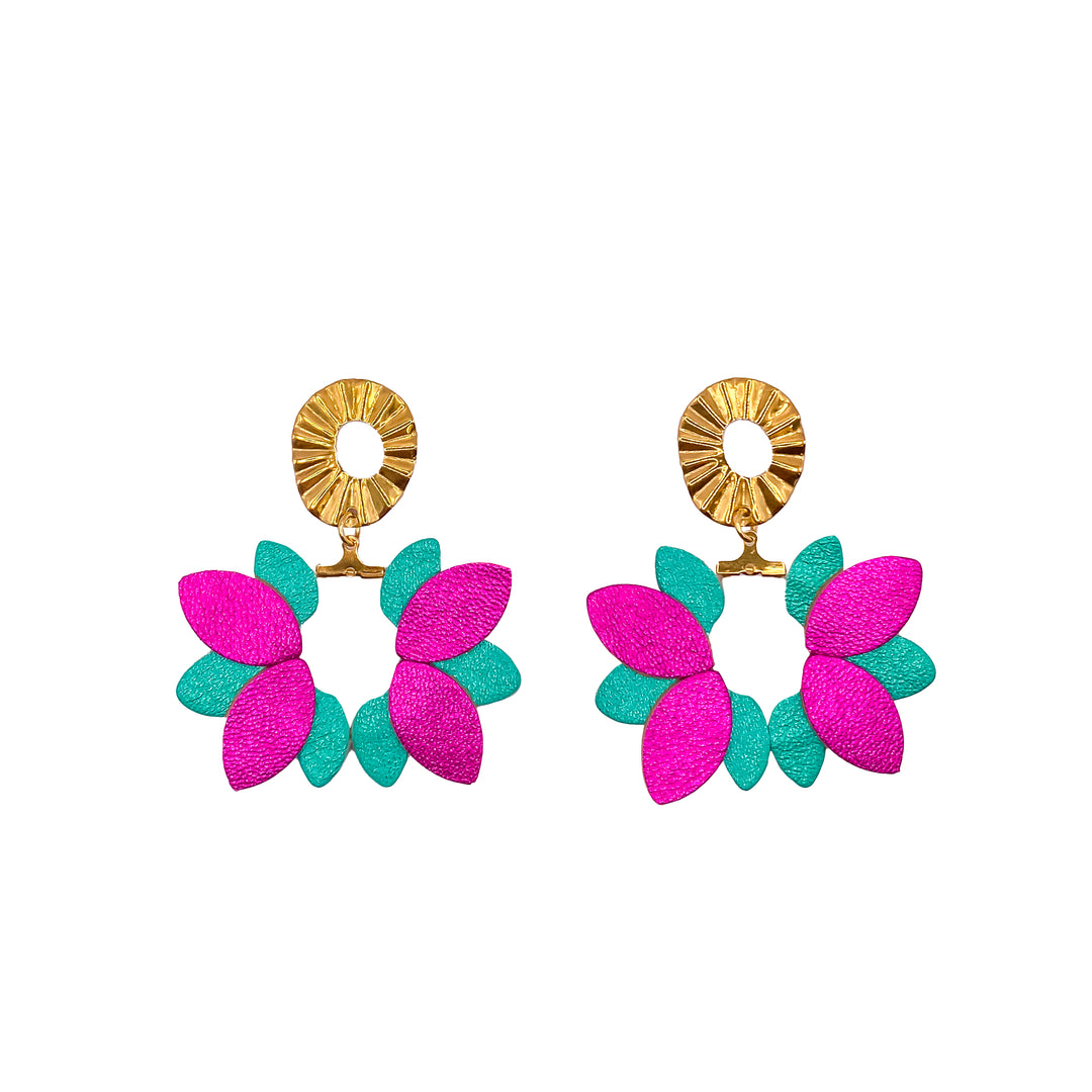 Boucles d’oreilles en cuir fait main en forme de big flower, fleurs, bleu, rose, or, artisanat français.