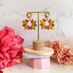 Charger l’image dans la galerie Boucles d’oreilles en cuir fait main en forme de big flower, fleurs, rose, jaune doré, artisanat français.
