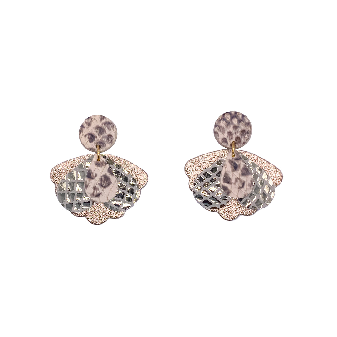 Boucles d’oreilles en cuir fait main en  forme de papillon stylisée, blanc, doré-serpent, artisanat français.