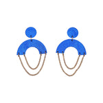 Charger l’image dans la galerie Boucles d’oreilles en cuir fait main en  forme de demi-lune ronde cuir bleu, et chaîne doré artisanat français.