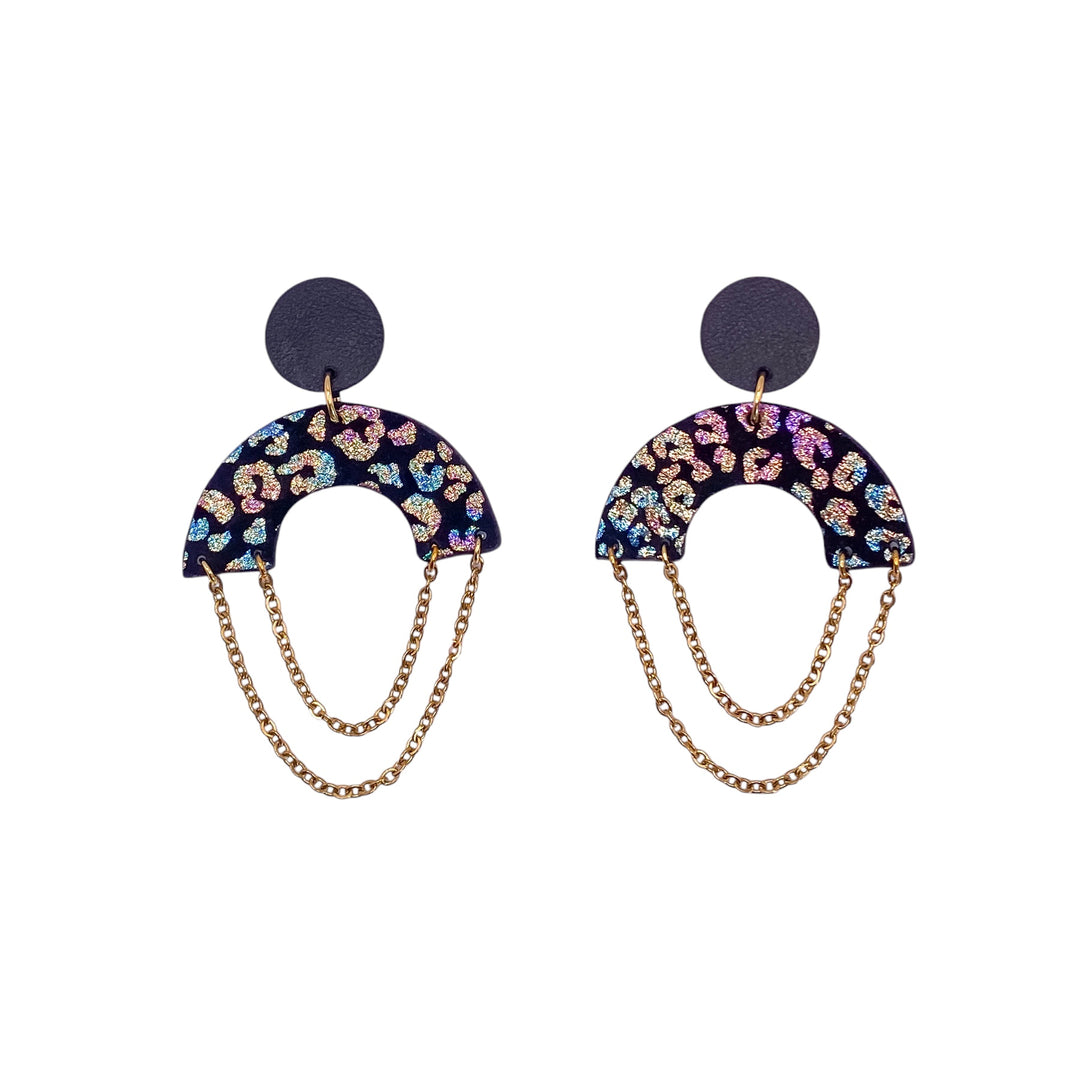Boucles d’oreilles en cuir fait main en  forme de demi-lune ronde cuir noir texturé léopard multicolore, et chaîne doré artisanat français.
