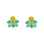 Charger l’image dans la galerie Boucles d’oreilles en cuir fait main en forme petite fleur, jaune et vert, artisanat français.