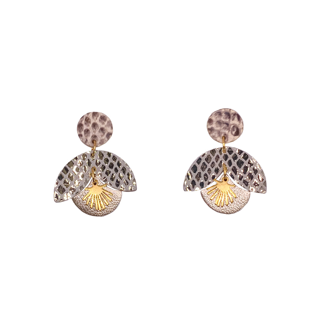 Boucles d’oreilles en cuir fait main en forme de pampilles, beige, doré et beige texturé serpent, artisanat français.