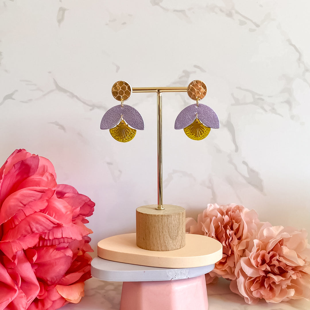 Boucles d’oreilles en cuir fait main en forme de pampilles, violet, jaune et doré, artisanat français.