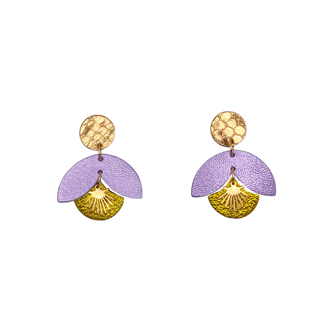 Boucles d’oreilles en cuir fait main en forme de pampilles, doré, jaune, violet, artisanat français.