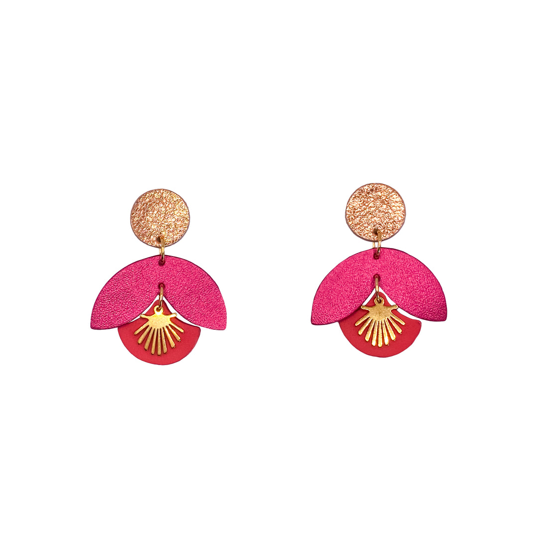 Boucles d’oreilles en cuir fait main en forme de pampilles, rose, bordeaux, et ambre, artisanat français.