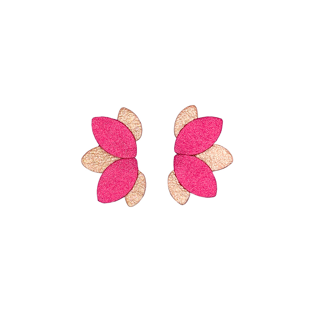 Boucles d’oreilles en cuir fait main en forme de fleur, rose et ambre, artisanat français.