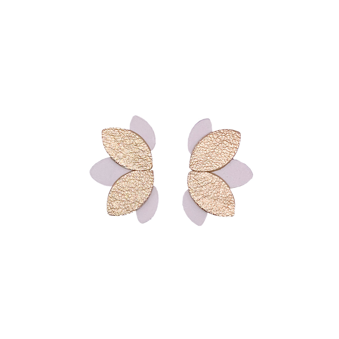 Boucles d’oreilles en cuir fait main en forme de fleur, blanc et doré, artisanat français.