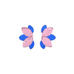 Charger l’image dans la galerie Boucles d’oreilles en cuir fait main en forme de fleur, bleu et rose, artisanat français.