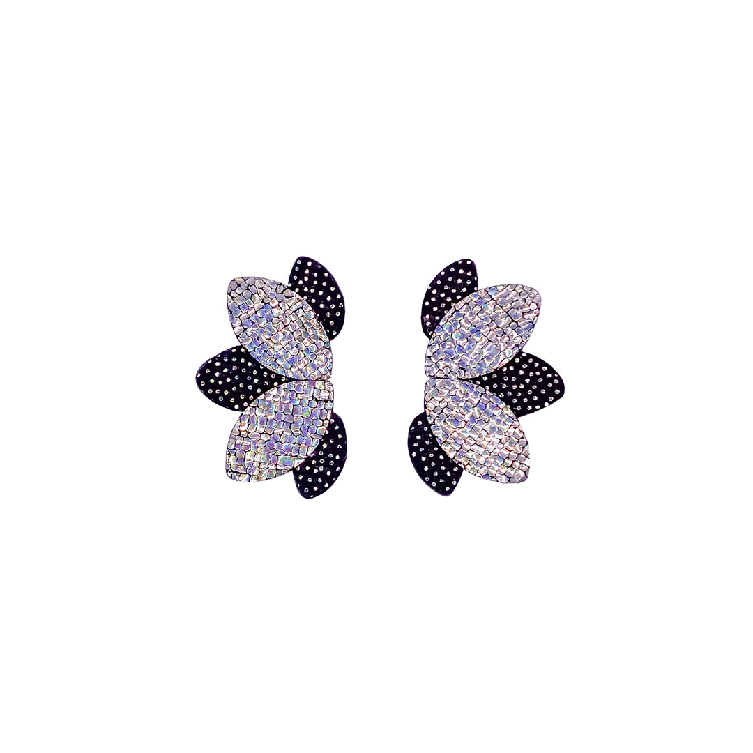 Boucles d’oreilles en cuir fait main en forme de fleur, noir pailleté et argent, artisanat français.
