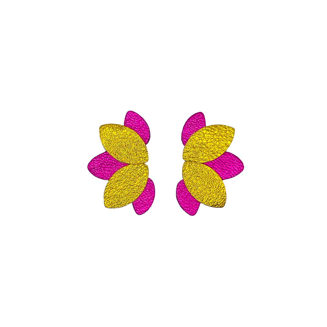 Boucles d’oreilles en cuir fait main en forme de fleur, rose et jaune, artisanat français.