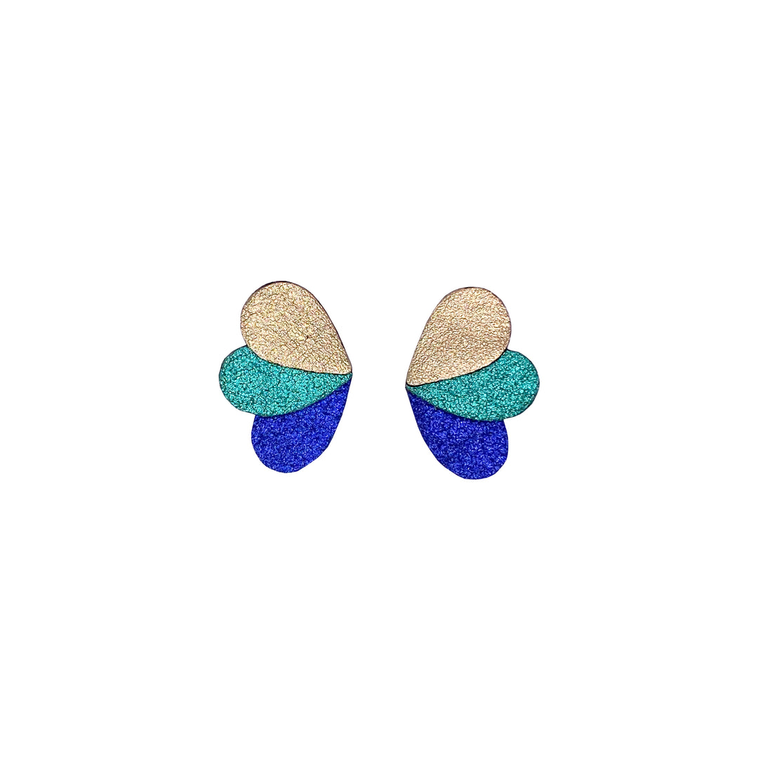 Boucles puces en cuir pailleté doré, turquoise et bleu marine, forme de papillon stylisée.
