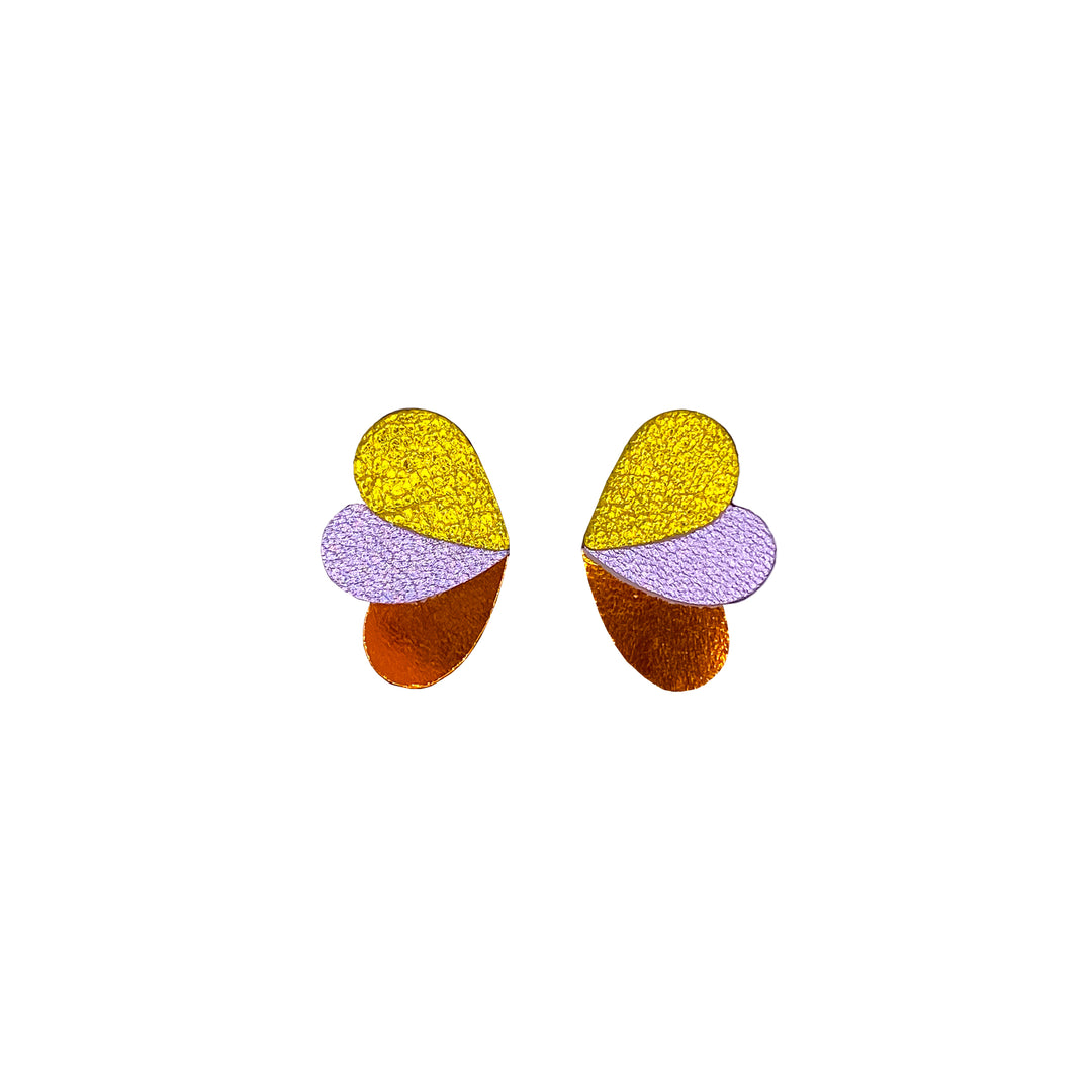 Boucles puces en cuir pailleté jaune, violet et orange, forme de papillon stylisée.