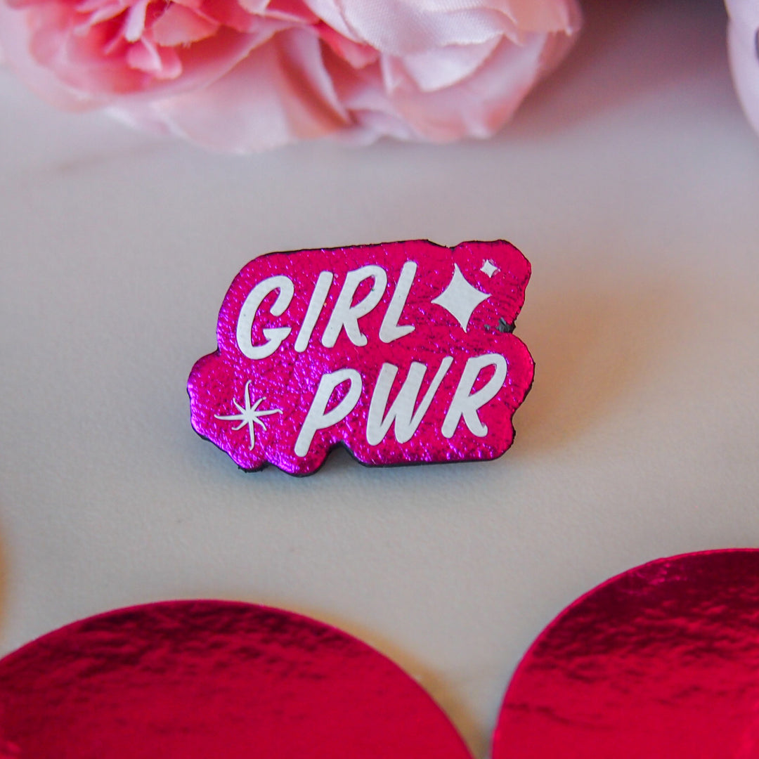 Pin's en cuir Girlpower