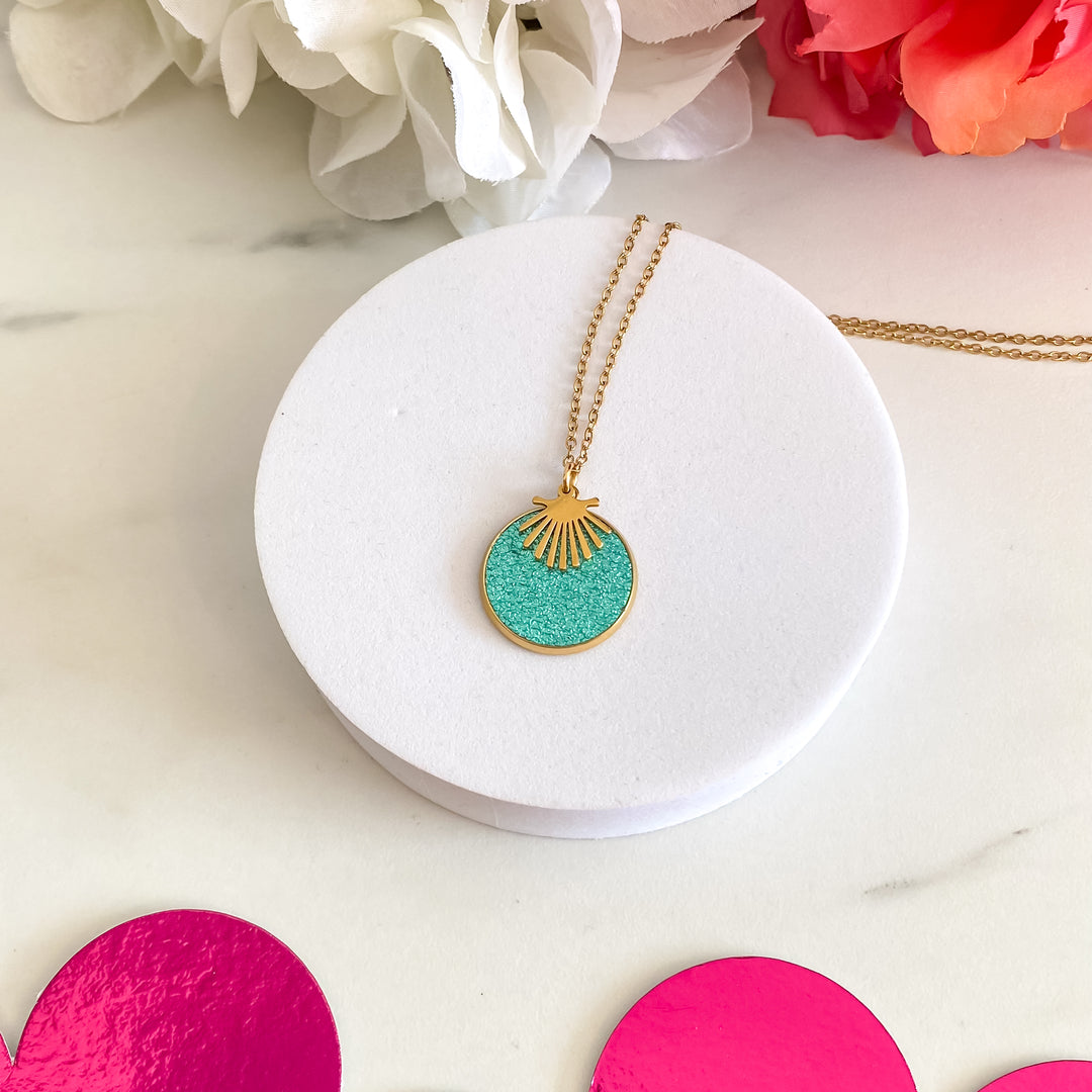 Collier en cuir palme doré