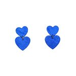 Charger l’image dans la galerie Boucles d’oreilles double cœur en cuir bleu, faites main en France par Manali, bijoux artisanaux légers et vibrants.
