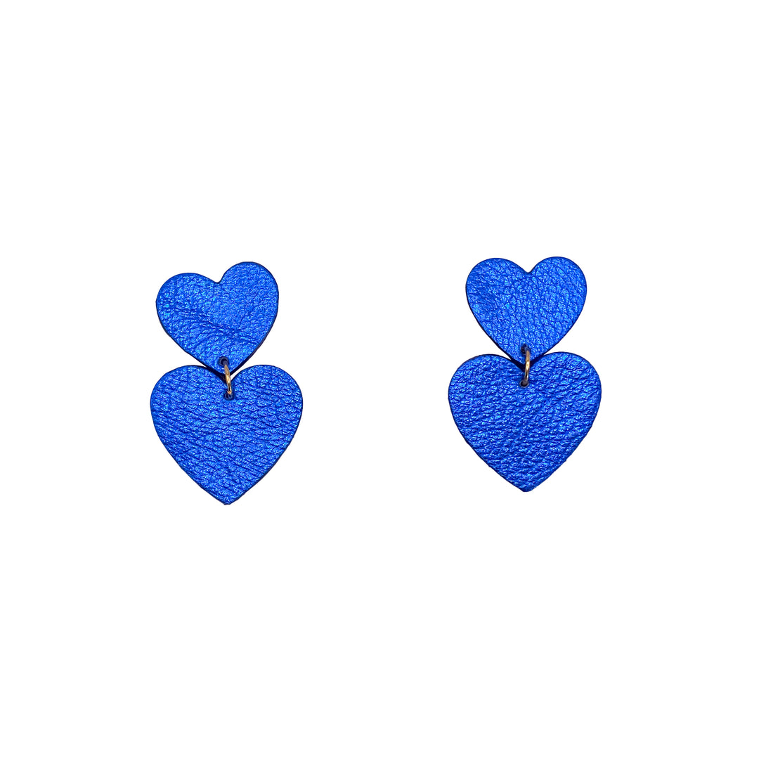 Boucles d’oreilles double cœur en cuir bleu, faites main en France par Manali, bijoux artisanaux légers et vibrants.
