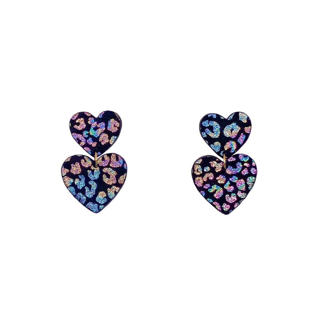 Boucles d’oreilles double cœur en cuir noir leopard, faites main en France par Manali, bijoux artisanaux légers et vibrants.