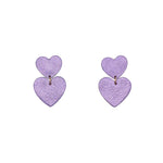 Charger l’image dans la galerie Boucles d’oreilles double cœur en cuir violet, faites main en France par Manali, bijoux artisanaux légers et vibrants.
