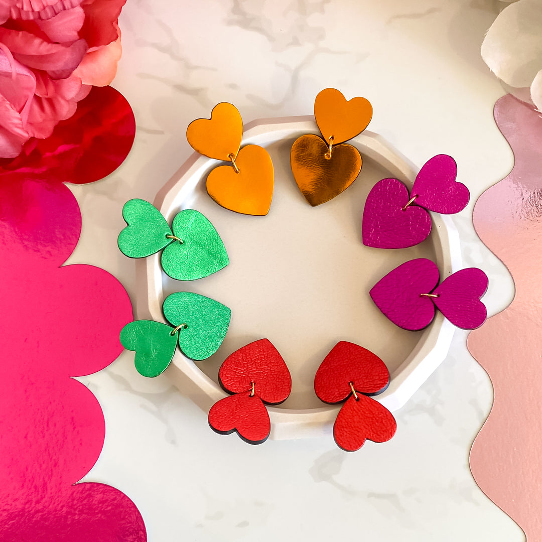 Boucles d’oreilles double cœur en cuir multicolore, faites main en France par Manali, bijoux artisanaux légers et vibrants.