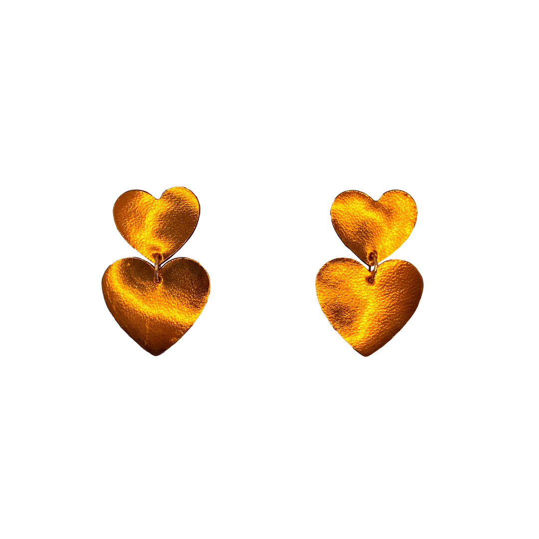 Boucles d’oreilles double cœur en cuir orange, faites main en France par Manali, bijoux artisanaux légers et vibrants.
