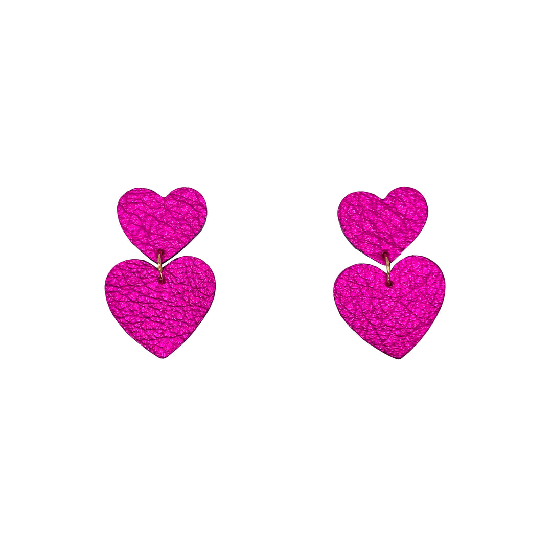 Boucles d’oreilles double cœur en cuir rose, faites main en France par Manali, bijoux artisanaux légers et vibrants.