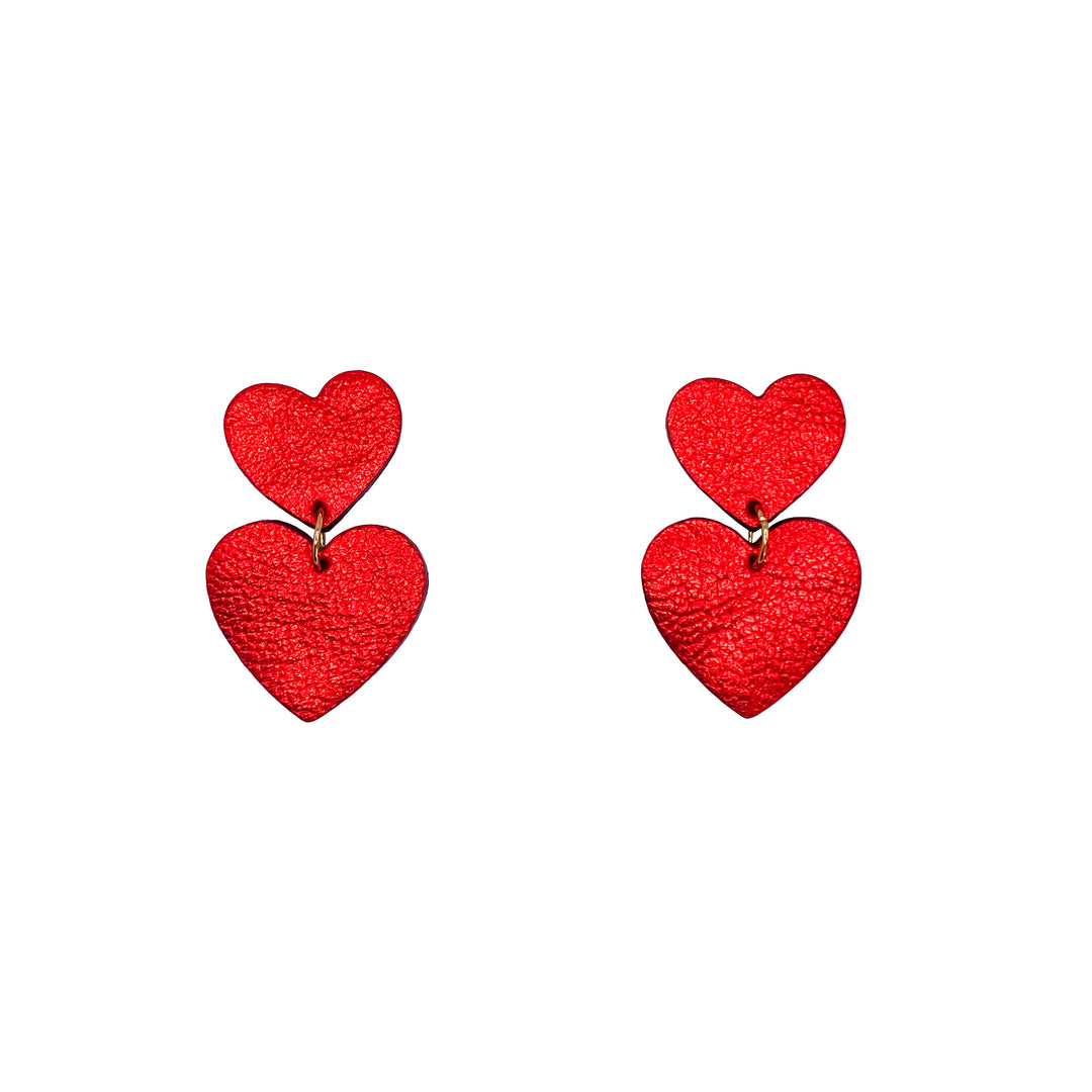 Boucles d’oreilles double cœur en cuir rouge, faites main en France par Manali, bijoux artisanaux légers et vibrants.