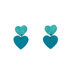 Charger l’image dans la galerie Boucles d’oreilles double cœur en cuir bleu, turquoise, faites main en France par Manali, bijoux artisanaux légers et vibrants.
