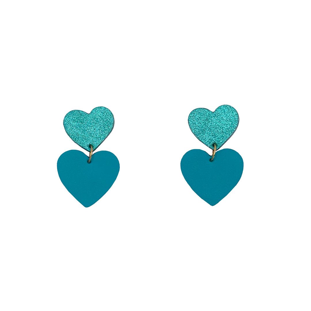 Boucles d’oreilles double cœur en cuir bleu, turquoise, faites main en France par Manali, bijoux artisanaux légers et vibrants.