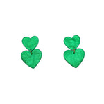 Charger l’image dans la galerie Boucles d’oreilles double cœur en cuir vert, faites main en France par Manali, bijoux artisanaux légers et vibrants.
