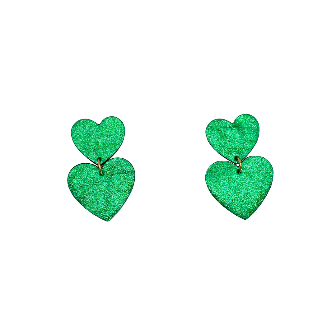 Boucles d’oreilles double cœur en cuir vert, faites main en France par Manali, bijoux artisanaux légers et vibrants.