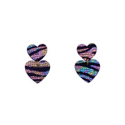Boucles d’oreilles double cœur en cuir noir texturé zèbre, faites main en France par Manali, bijoux artisanaux légers et vibrants.