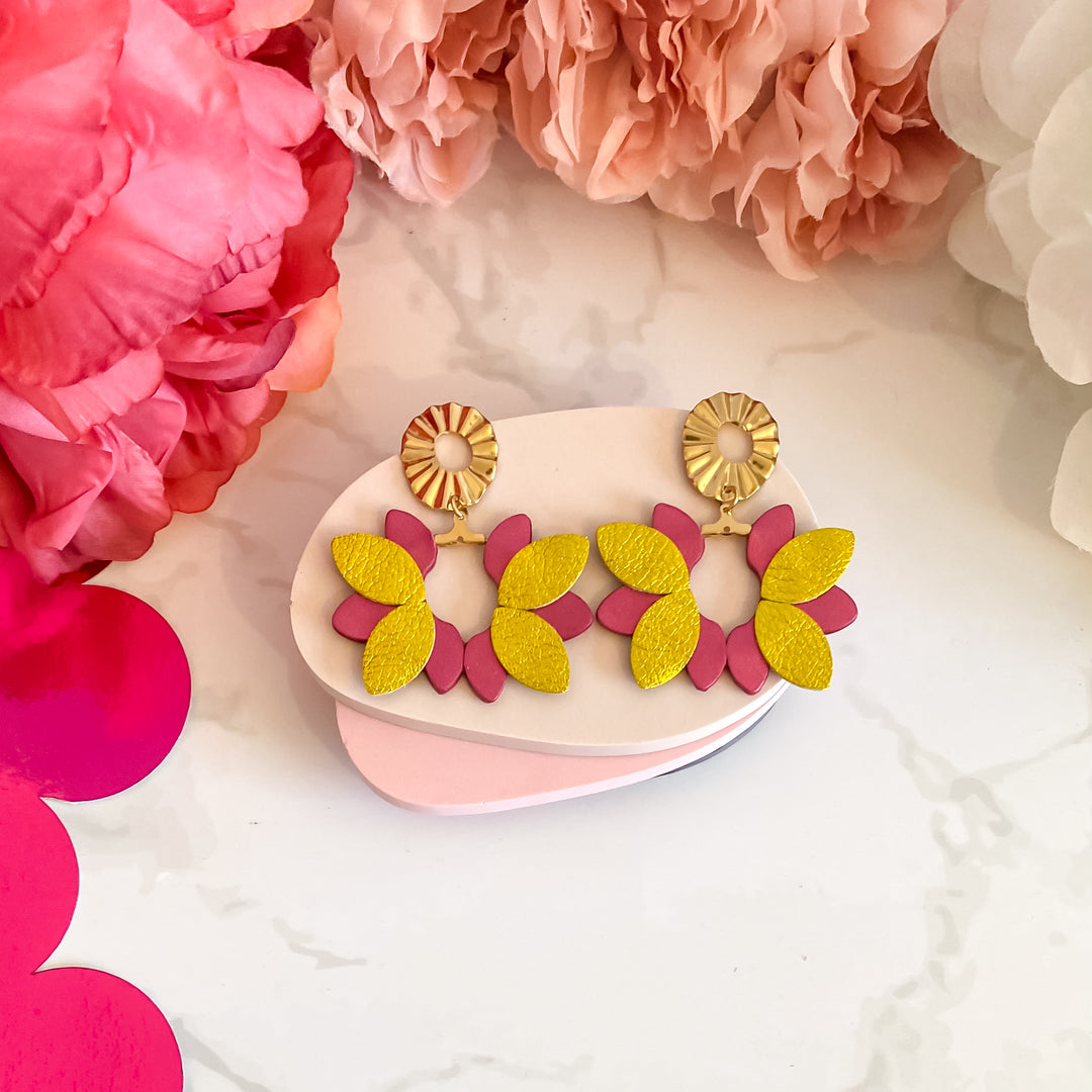 Boucles d’oreilles en cuir fait main en forme de big flower, fleurs, jaune, rose, or, artisanat français.