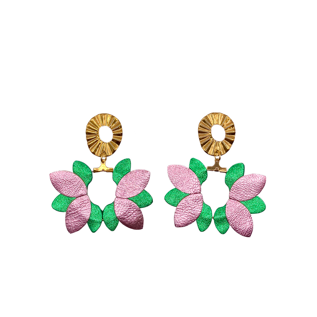 Boucles d’oreilles en cuir fait main en forme de big flower, fleurs, vert, rose, or, artisanat français.