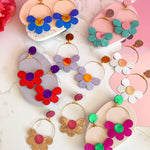 Charger l’image dans la galerie Boucles d’oreilles en cuir fait main en forme marguerite fleurs, multicolore, artisanat français.
