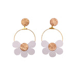 Charger l’image dans la galerie Boucles d’oreilles en cuir fait main en forme marguerite fleurs, blanc, ambre, artisanat français.
