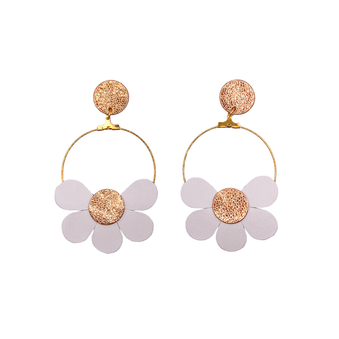 Boucles d’oreilles en cuir fait main en forme marguerite fleurs, blanc, ambre, artisanat français.