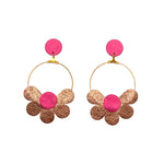 Charger l’image dans la galerie Boucles d’oreilles en cuir fait main en forme marguerite fleurs, ambre, rose, artisanat français.
