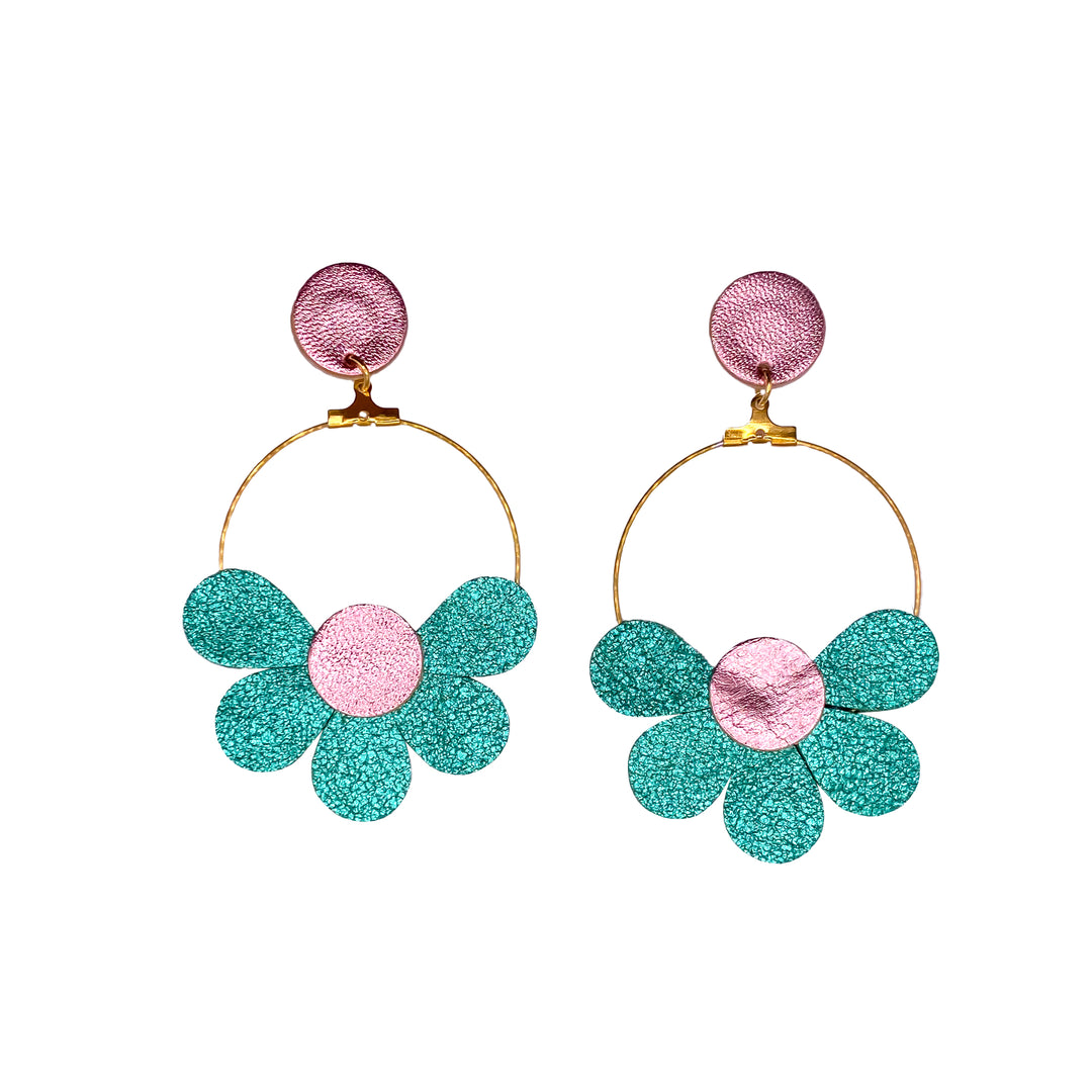 Boucles d’oreilles en cuir fait main en forme marguerite fleurs, bleu, rose, turquoise, artisanat français.
