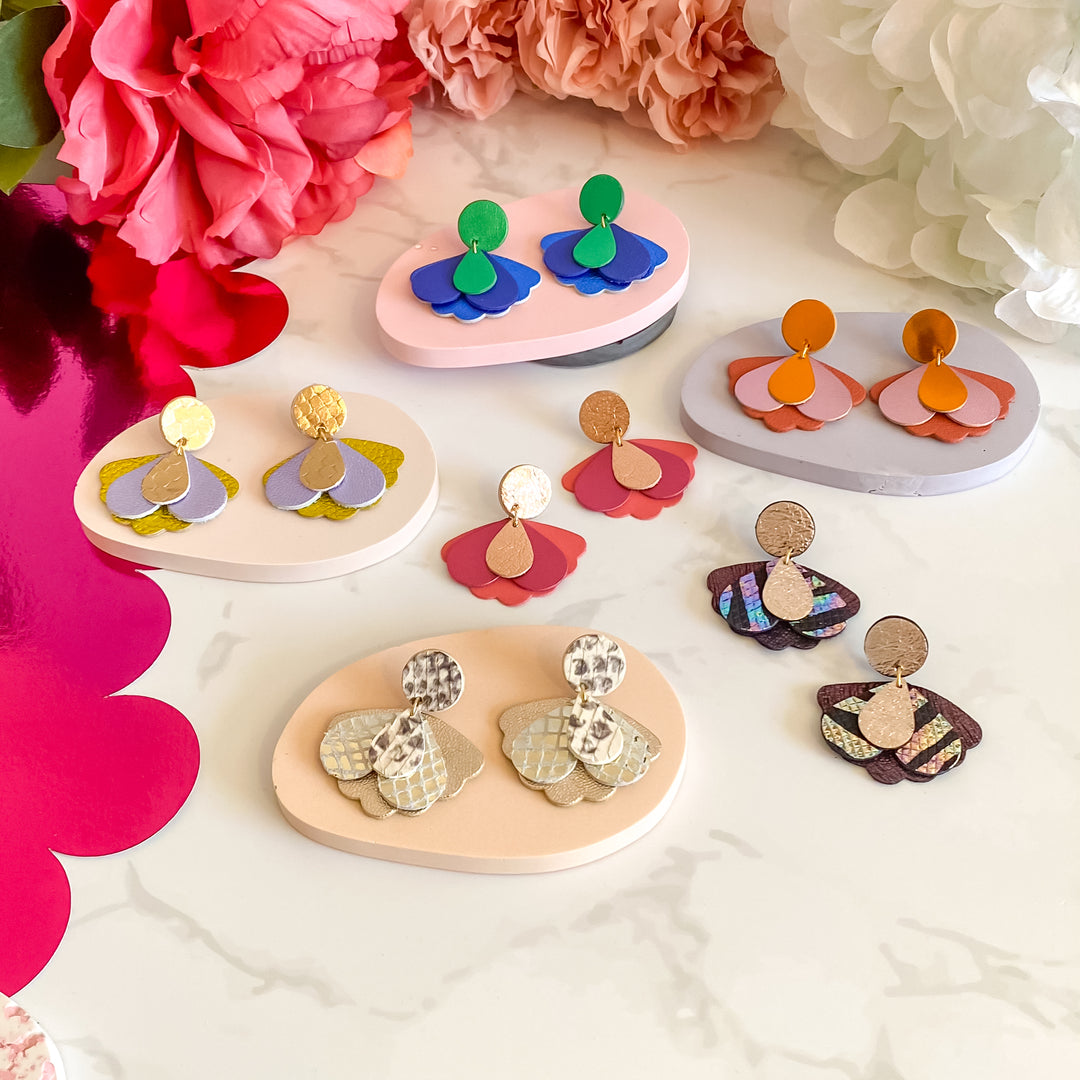 Boucles d’oreilles en cuir fait main en  forme de papillon stylisée, multicolore, artisanat français.
