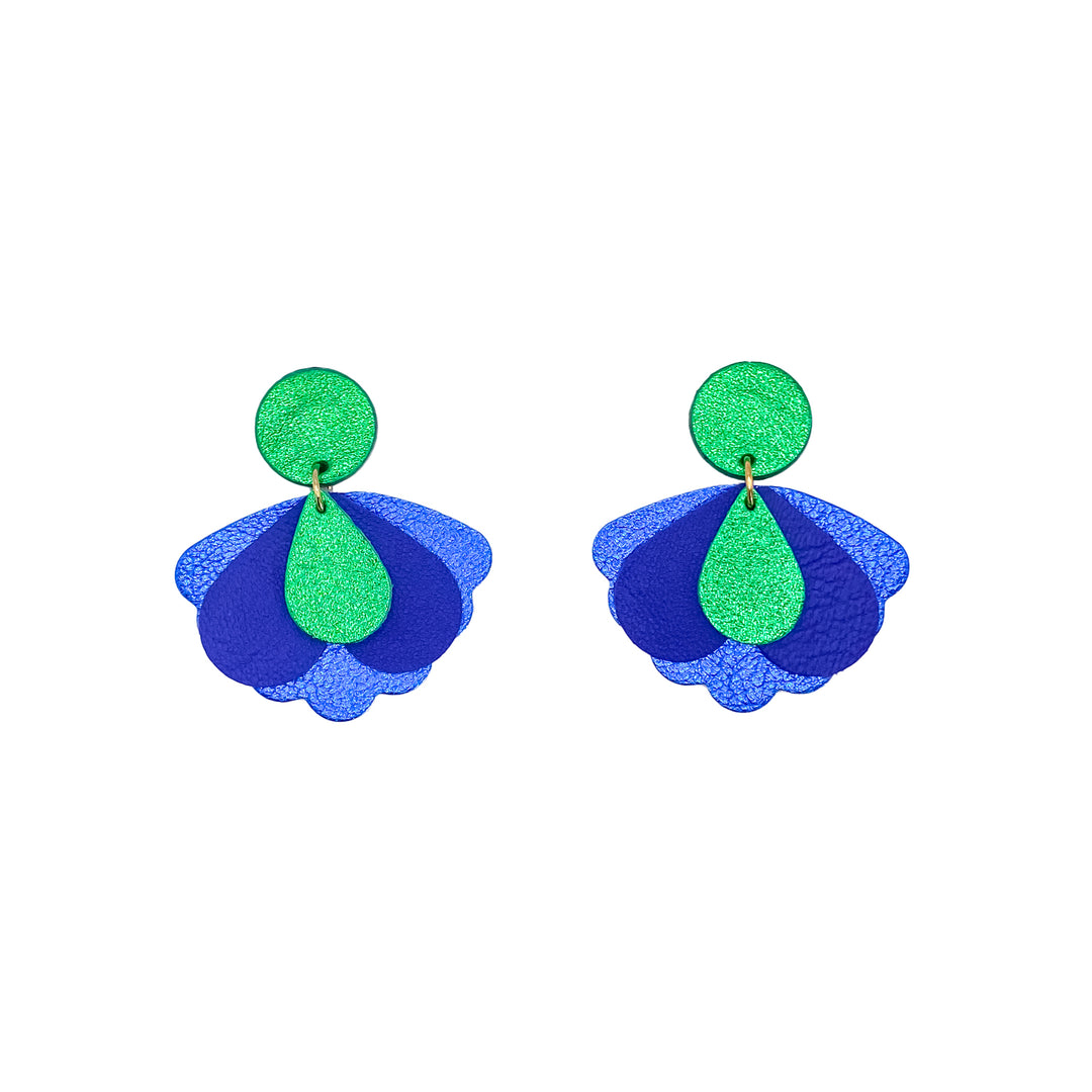 Boucles d’oreilles en cuir fait main en  forme de papillon stylisée, bleu et vert, artisanat français.
