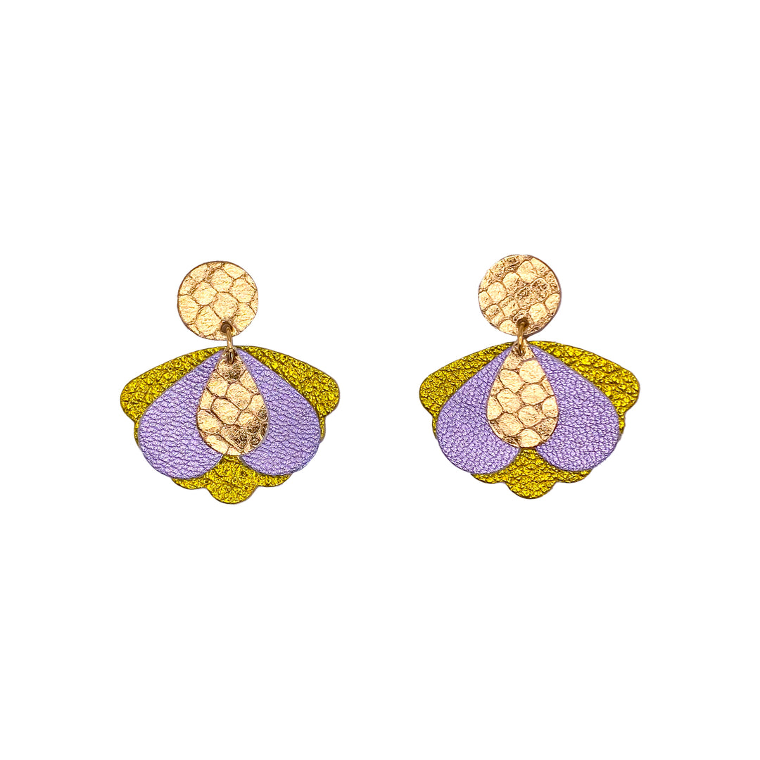 Boucles d’oreilles en cuir fait main en  forme de papillon stylisée, jaune, doré serpent, violet, artisanat français.
