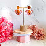 Charger l’image dans la galerie Boucles d’oreilles en cuir fait main en  forme de papillon stylisée, orange et rose, artisanat français.

