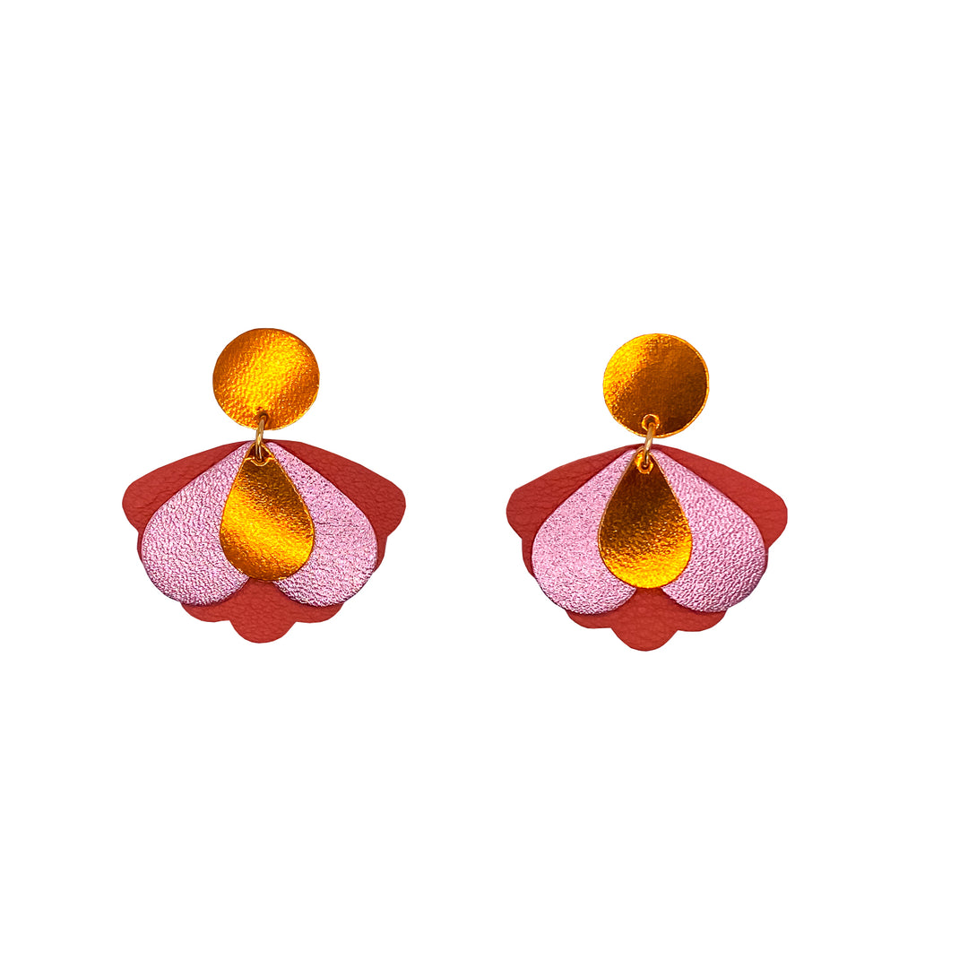 Boucles d’oreilles en cuir fait main en  forme de papillon stylisée, orange, rose, ambre, artisanat français.
