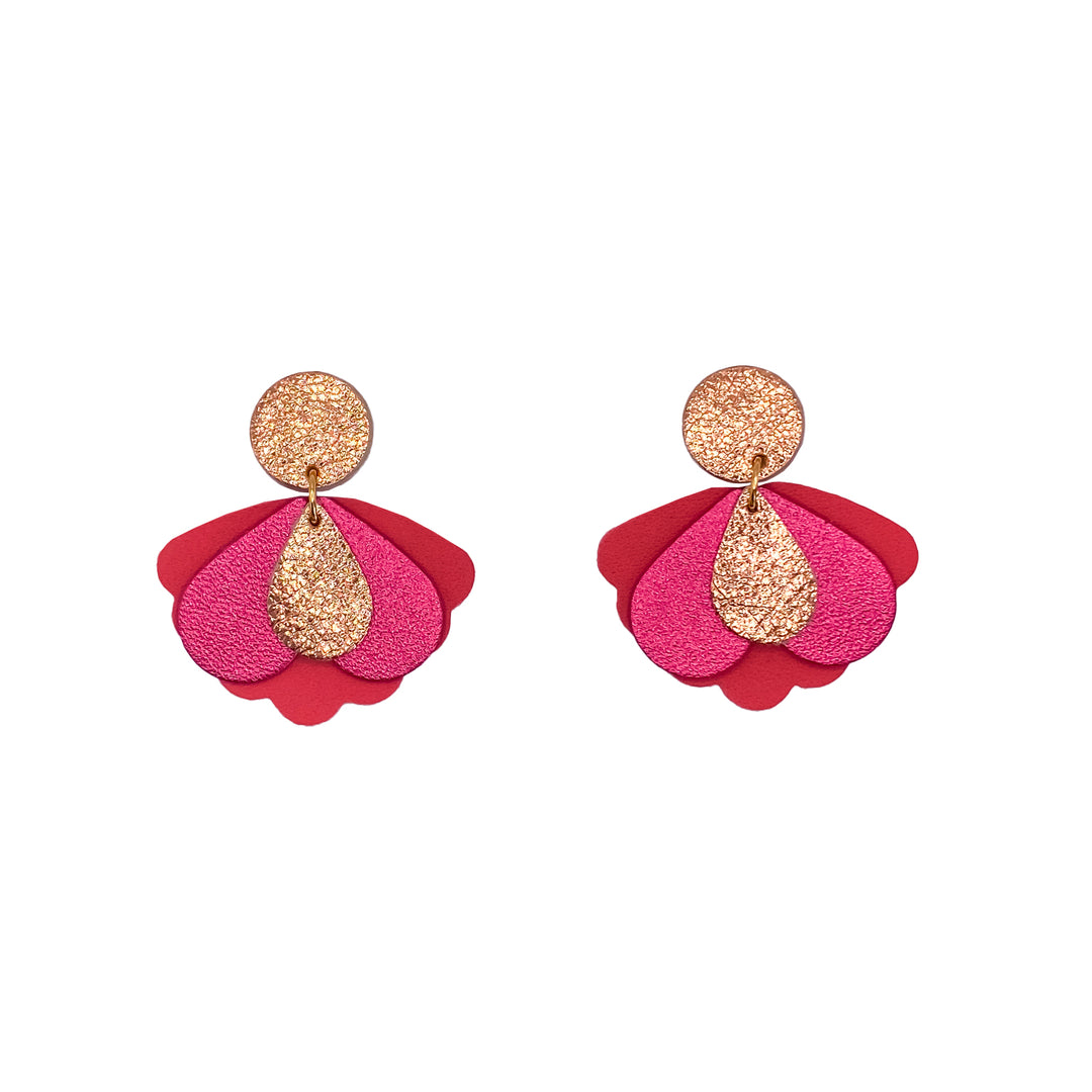 Boucles d’oreilles en cuir fait main en  forme de papillon stylisée, rose, ambre, artisanat français.
