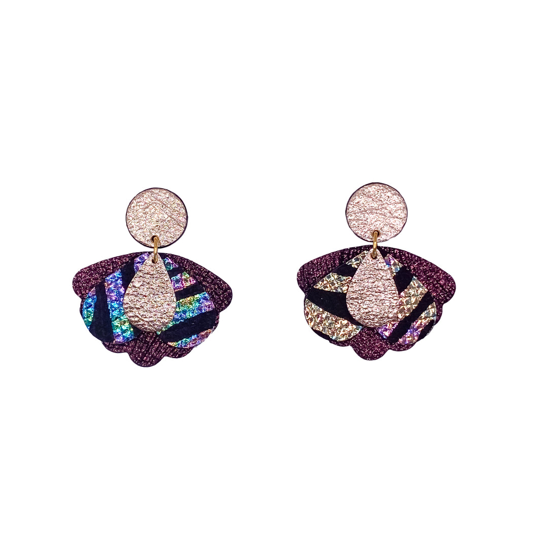 Boucles d’oreilles en cuir fait main en  forme de papillon stylisée, violet, ambre, noir zébré, holographique , artisanat français.
