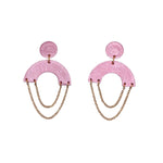 Charger l’image dans la galerie Boucles d’oreilles en cuir fait main en  forme de demi-lune ronde cuir rose, et chaîne doré artisanat français.

