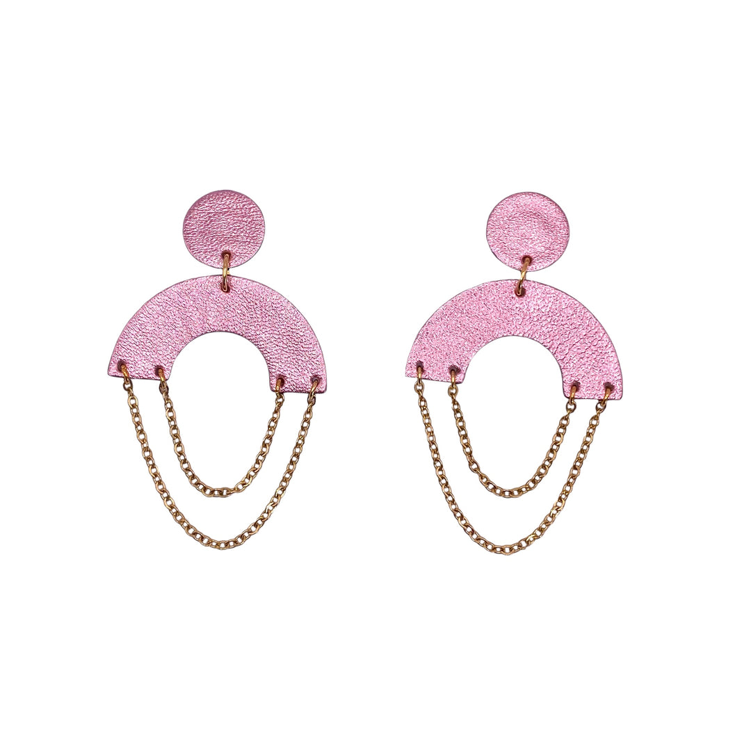 Boucles d’oreilles en cuir fait main en  forme de demi-lune ronde cuir rose, et chaîne doré artisanat français.

