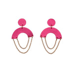 Charger l’image dans la galerie Boucles d’oreilles en cuir fait main en  forme de demi-lune ronde cuir bordeaux, et chaîne doré artisanat français.
